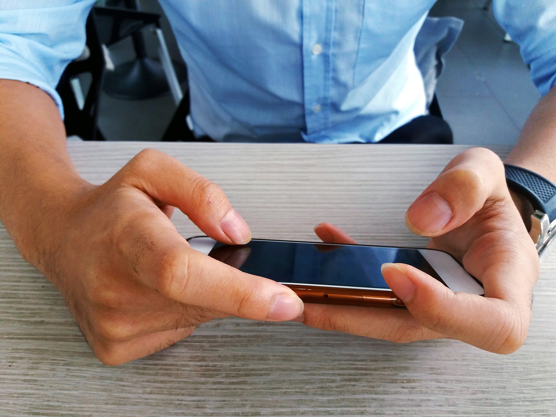 https://www.vecteezy.com/photo/8527109-close-up-hand-of-young-business-man-holding-smart-phone-he-is-playing-game-chatting-using-internet-and-connecting-wireless-network-on-mobile-phone
