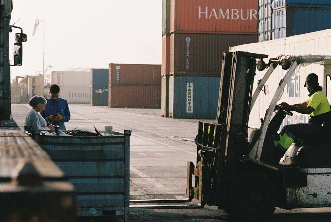 https://www.pexels.com/photo/forklift-and-containers-at-a-transshipment-port-16015233/
