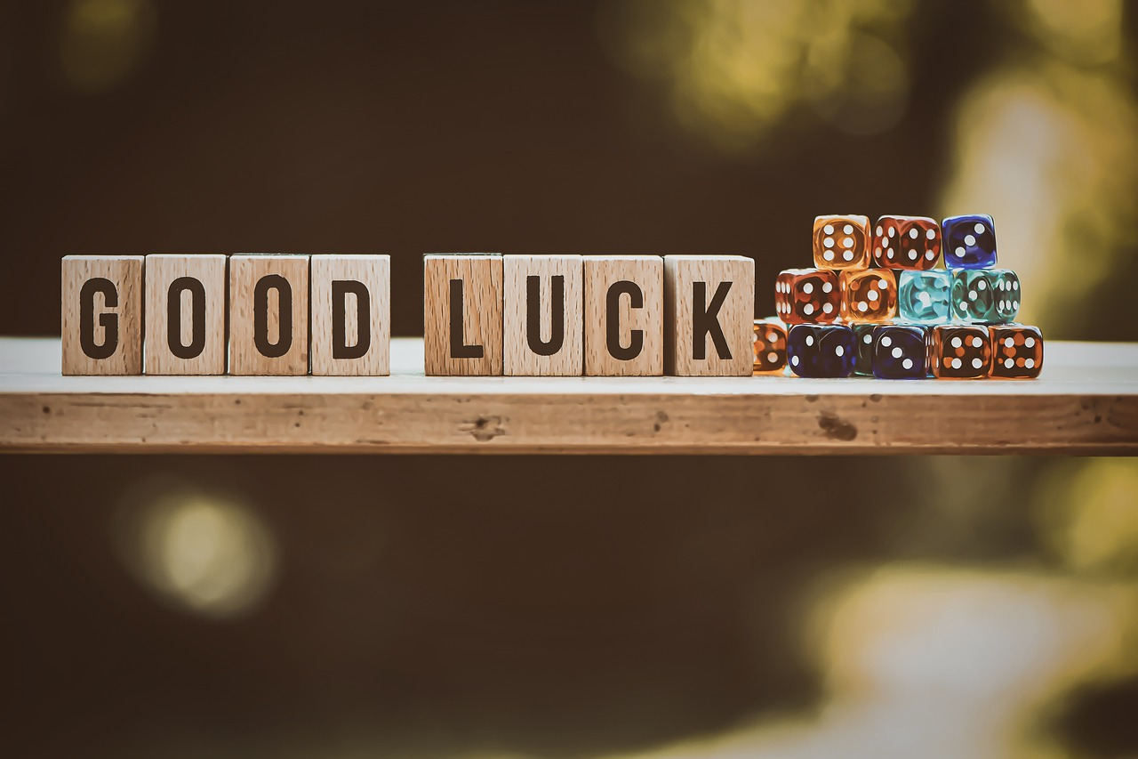 https://pixabay.com/photos/happiness-dice-to-play-gambling-5214413/